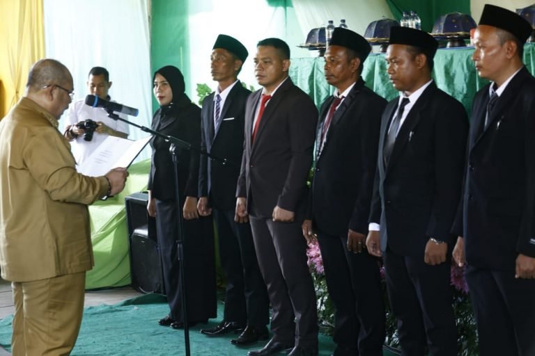 Perlancar Pelayanan, Ismu Lantik Enam Pejabat Kades Sandaran