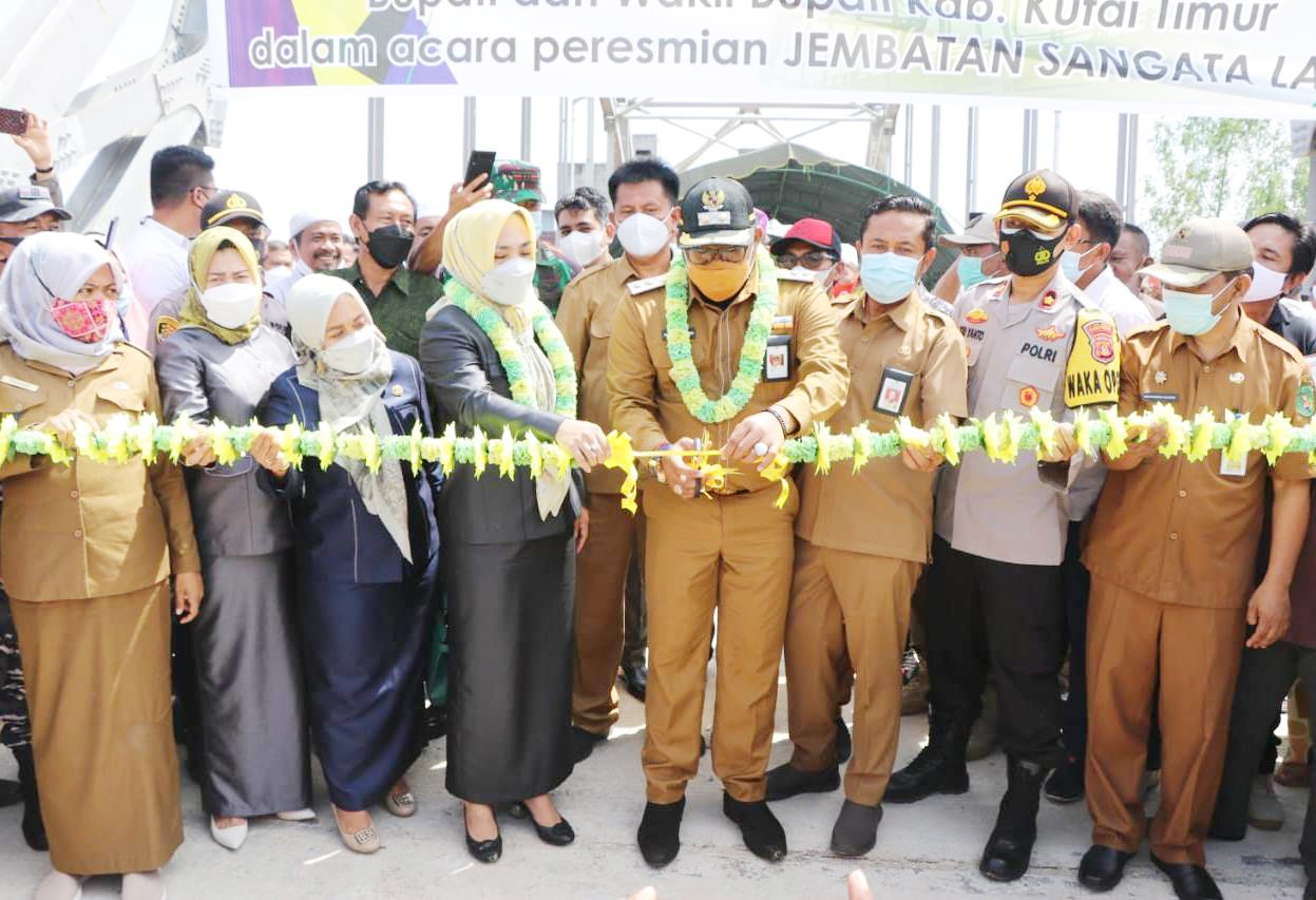 Wakil Bupati Kutim Kasmidi Bulang Meresmikan Jembatan Sangatta Lama