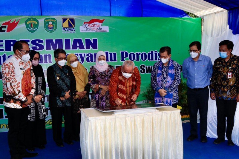 Isran Resmikan PLTS Sandaran dan Serahkan Bantuan Nelayan 