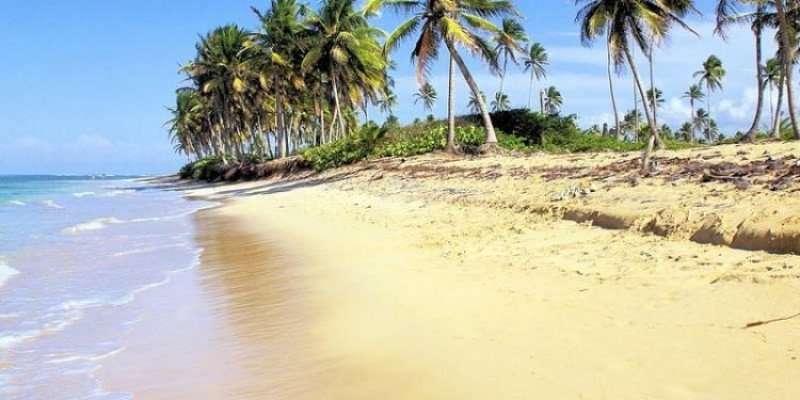 Menilisik Keindahan Pantai Sekerat