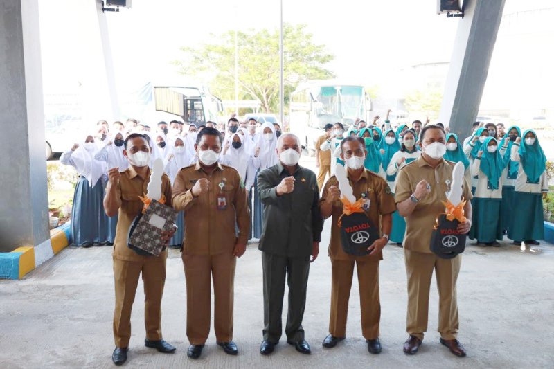 Isran Serahkan Bus Sekolah Dan Kendaraan Operasional SMAN 10