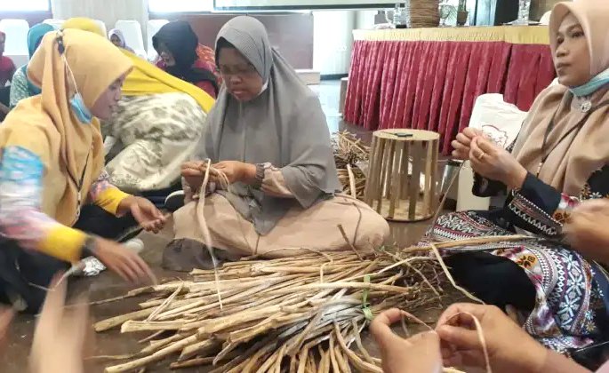 Disperindag Kutim dan Dekranasda Gelar Pelatihan Anyaman