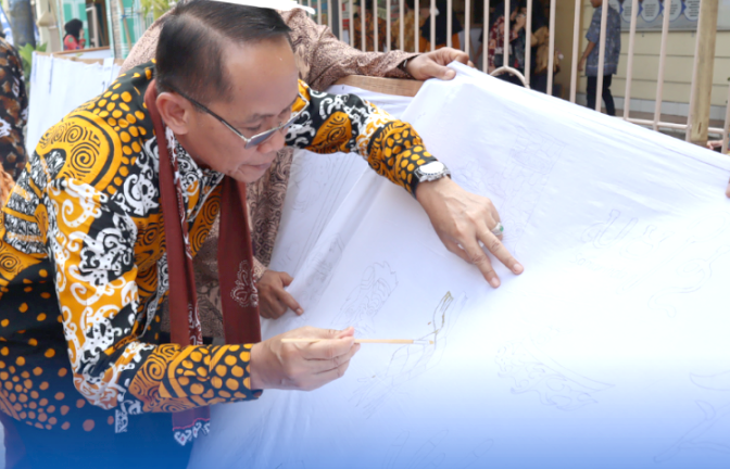 Pemecahan Rekor Membatik Terpanjang Dalam Perayaan Hari Batik Nasional