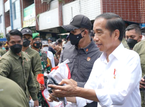 Presiden Joko Widodo Beri Semangat Pedagang Pasar Klandasan