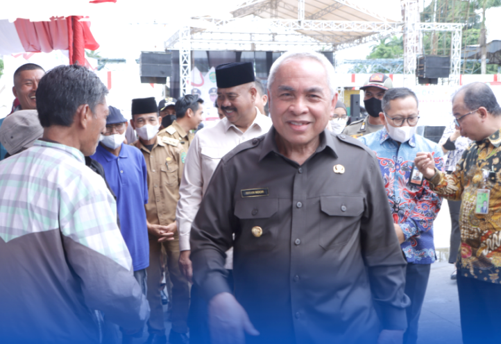 Gubernur Isran Hadiri Pembukaan Operasi Pasar Murah Kukar