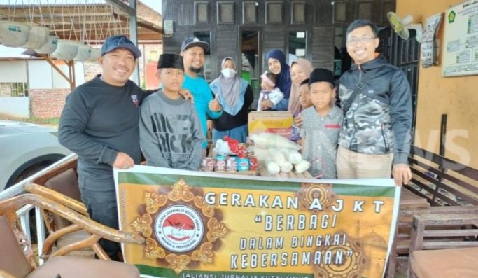 AJKT Berbagi, Salurkan Bantuan Untuk Pesantren di Sangatta
