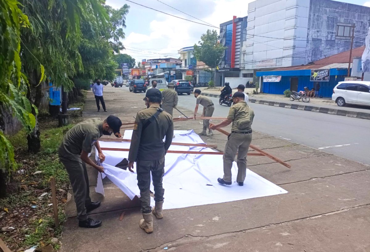Satpol PP Samarinda Tertibkan Puluhan Baliho dan Spanduk 