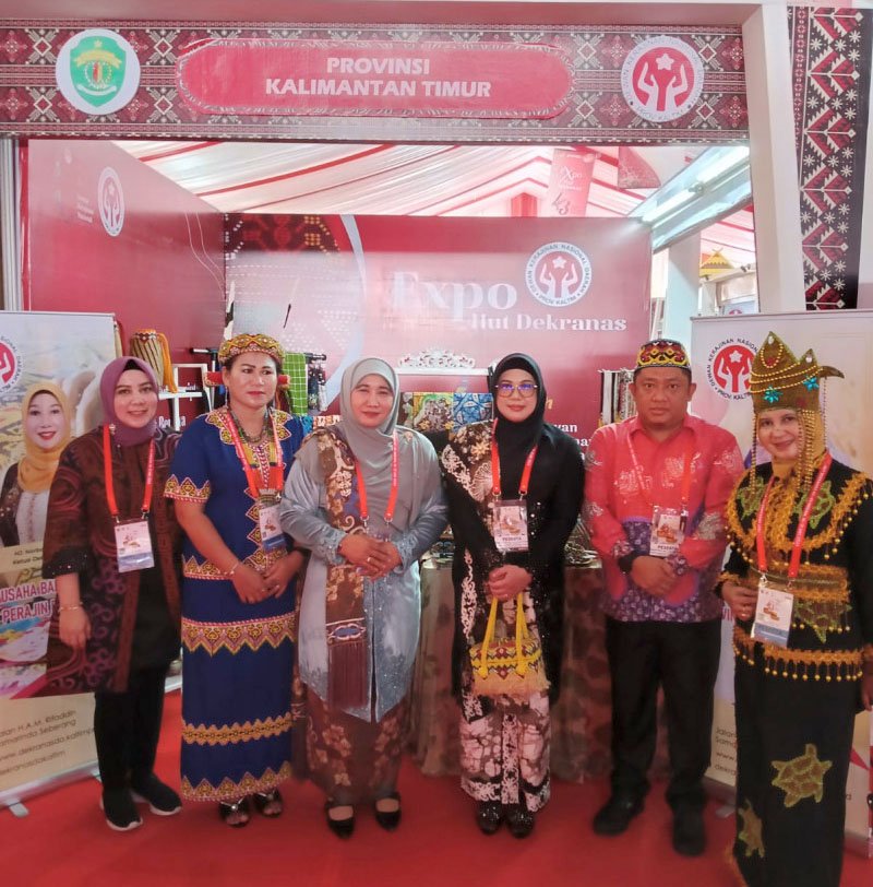 Kunjungi Pameran Dekranasda, Iriana Jokowi Beli Sarung Samarinda