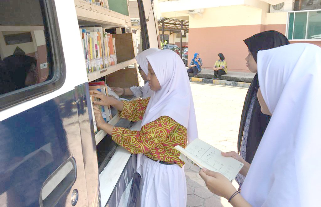 Memudahkan Mencari dan Membaca Buku Dengan Menggunakan Kartu Sakti