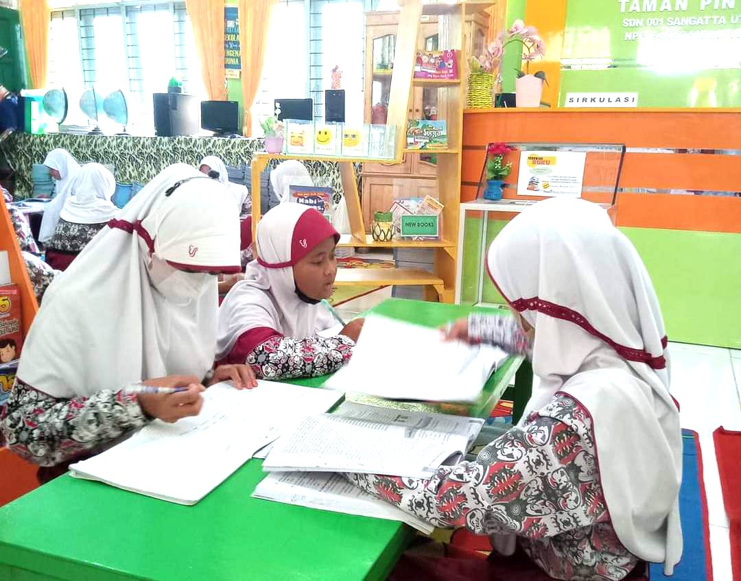 Buku Komik dan Dongeng Jadi Bacaan Favorit 