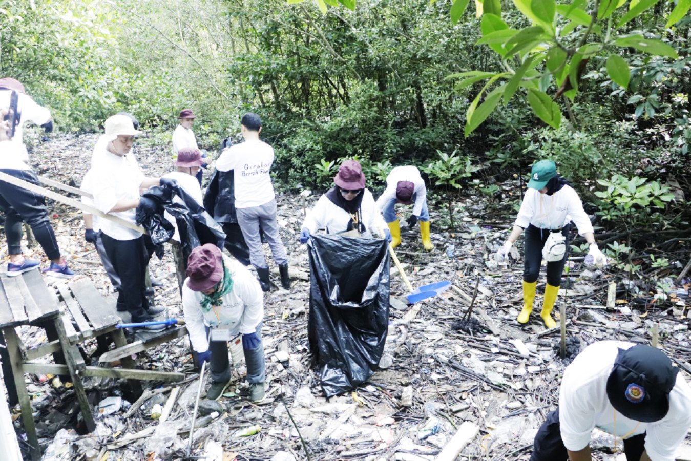 Gerakan Bersih Pantai Kumpulkan 1,52 Ton Sampah 