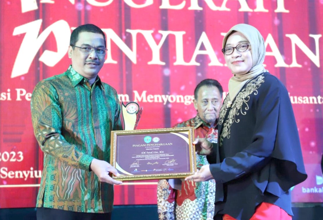 Kadiskominfo Kaltim Terima Penghargaan Tokoh Peduli Penyiaran