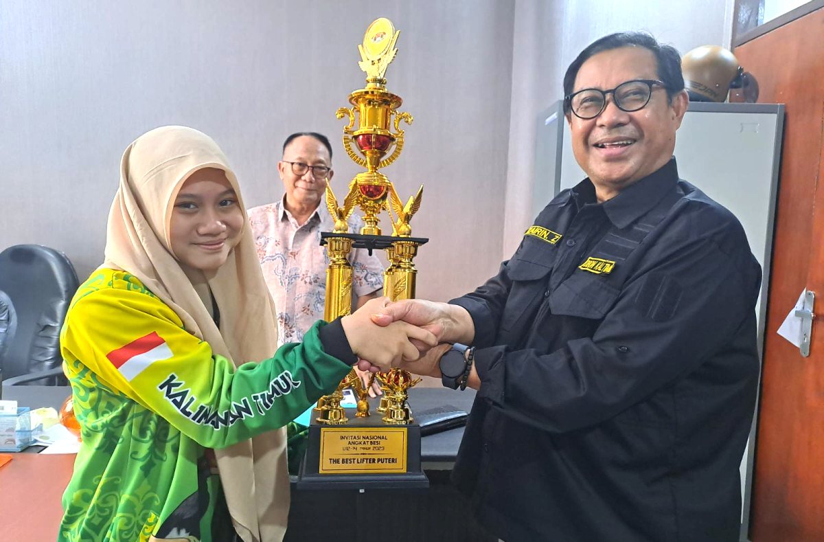 Atlet Angkat Besi Usia Dini Kaltim Raih Juara Umum
