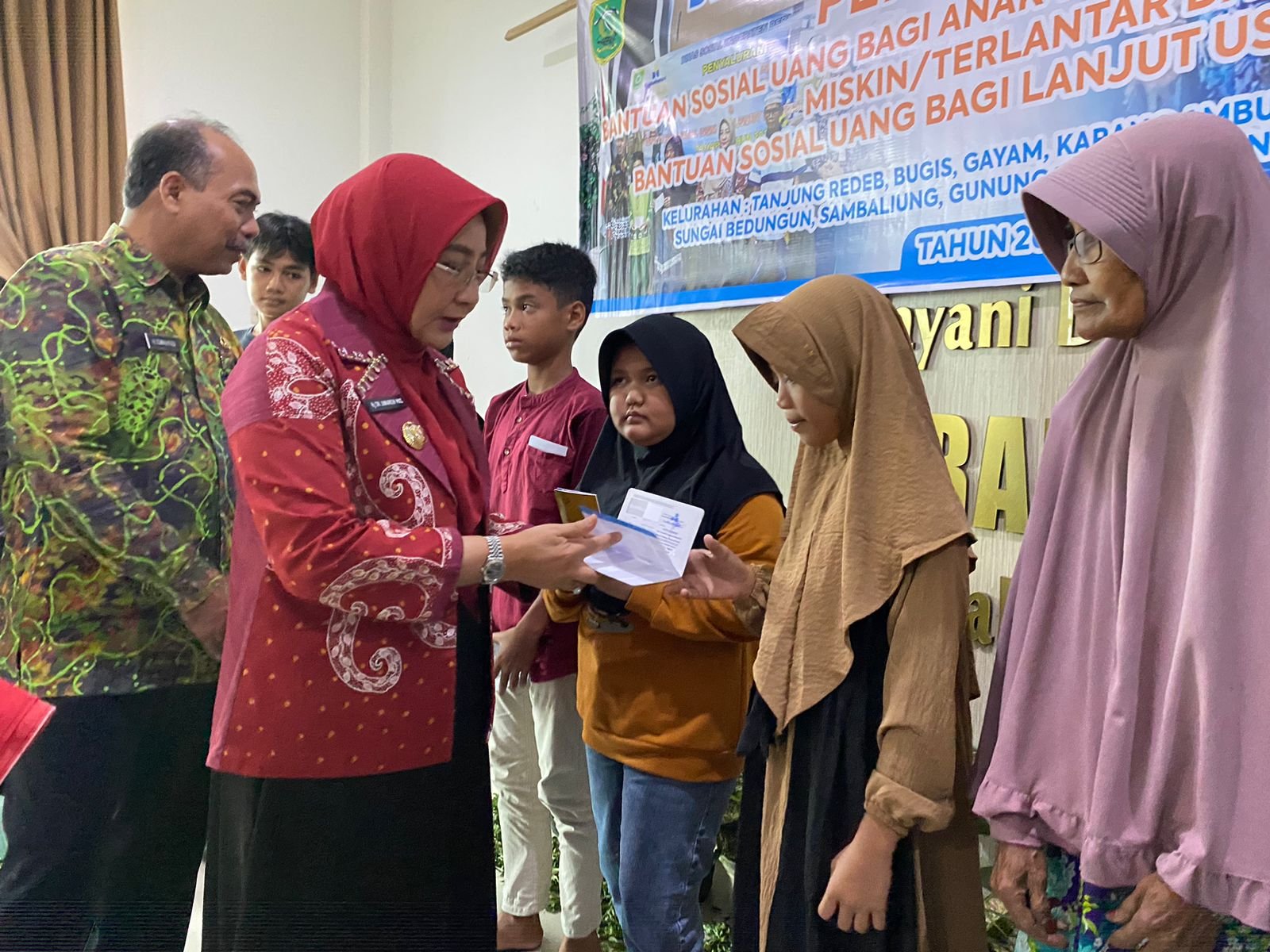 Bupati Salurkan 1.200 Bantuan Sosial Anak Yatim dan Lansia