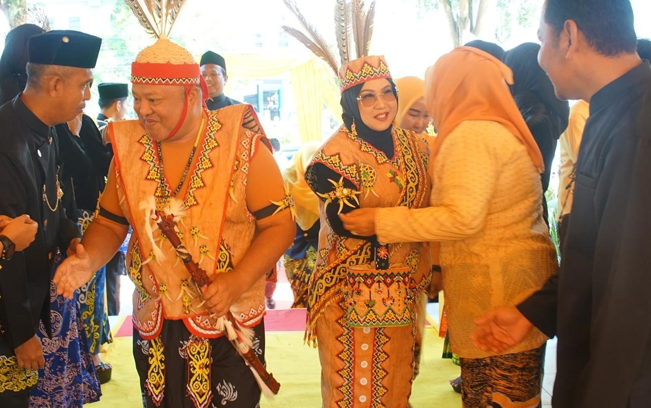 Wabup Gamalis Kenalkan Pakaian Adat Kumut Dayak Gaai