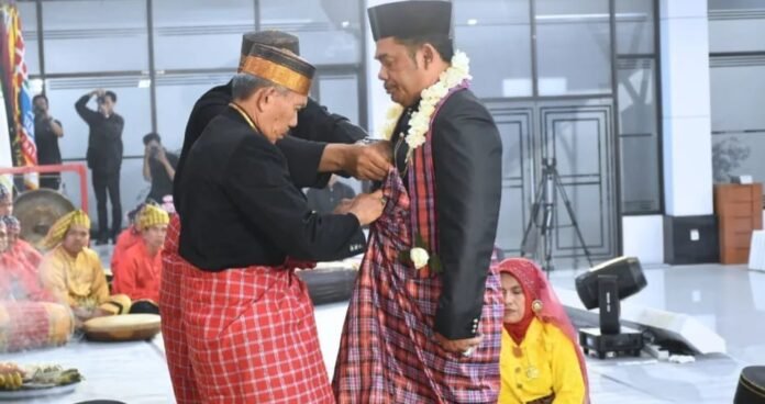 Hasanuddin Mas'ud Sandang Gelar &ldquo;Bamba Manurung&rdquo;